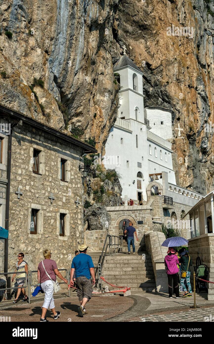 Ostrog, Monténégro - juin 2019: Pèlerins et autres visiteurs du monastère d'Ostrog, est un monastère orthodoxe serbe à Ostrog le 26 juin 2019. Banque D'Images