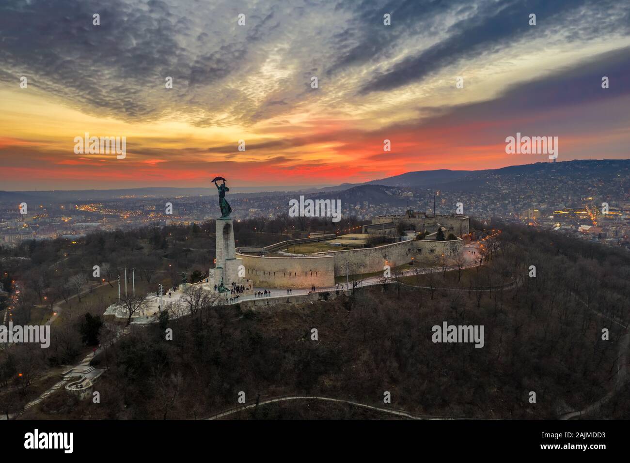 Budapest, Hongrie - vue aérienne de la colline Gellert, citadelle et Statue de la liberté avec un fantastique coucher de soleil colorés à l'heure d'hiver Banque D'Images