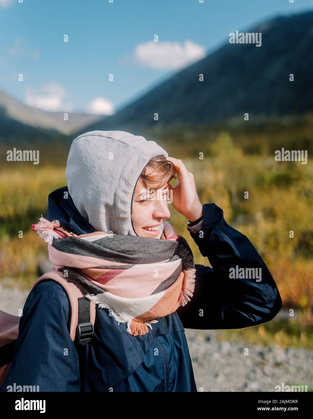 Portrait rapproché d'une femme attrayante debout au milieu des montagnes Banque D'Images