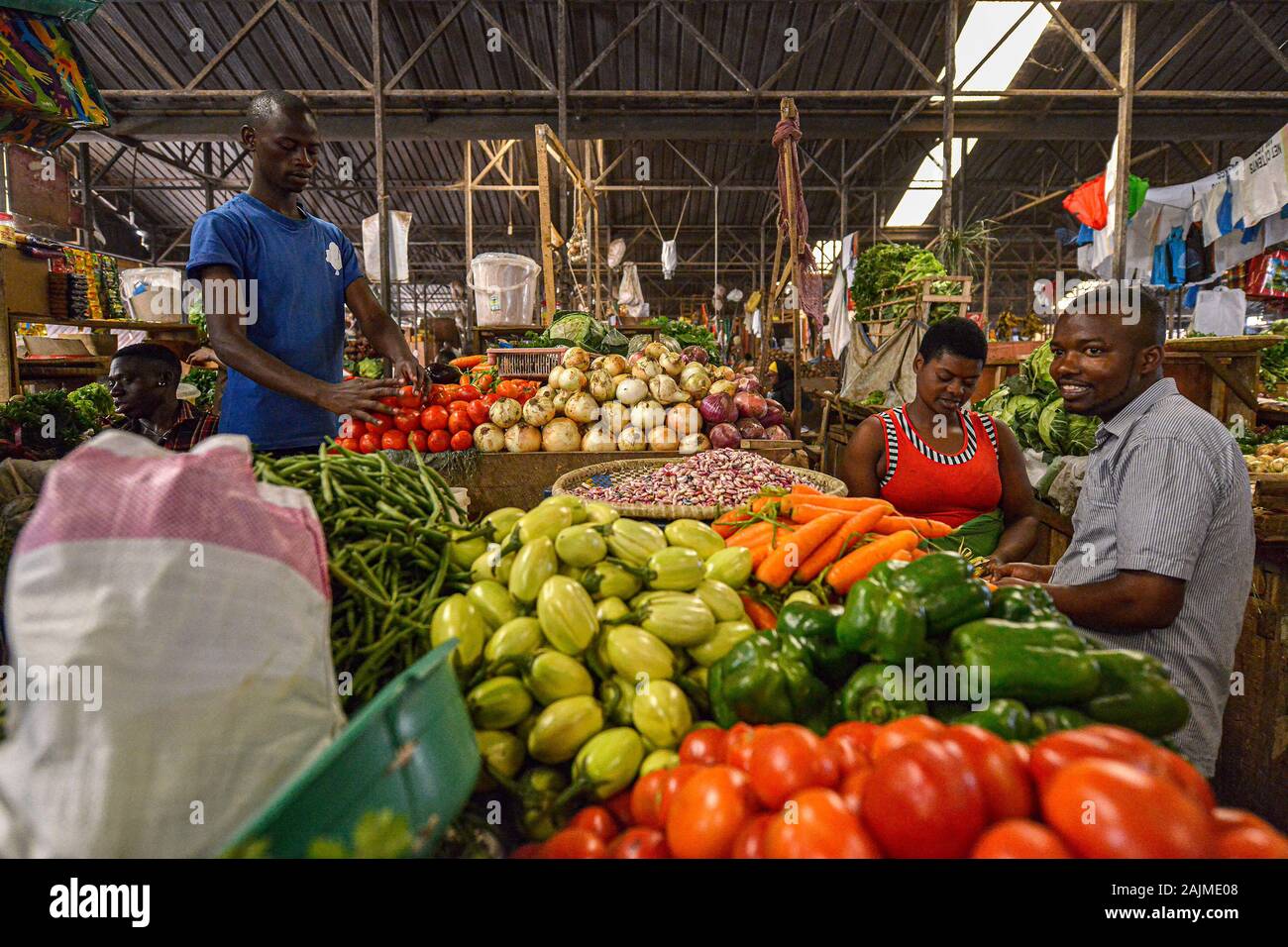 Kigali, Rwanda - Septembre 2019 : les vendeurs de fruits et légumes dans le marché de Kimironko le 26 septembre 2019 à Kigali, Rwanda. Banque D'Images