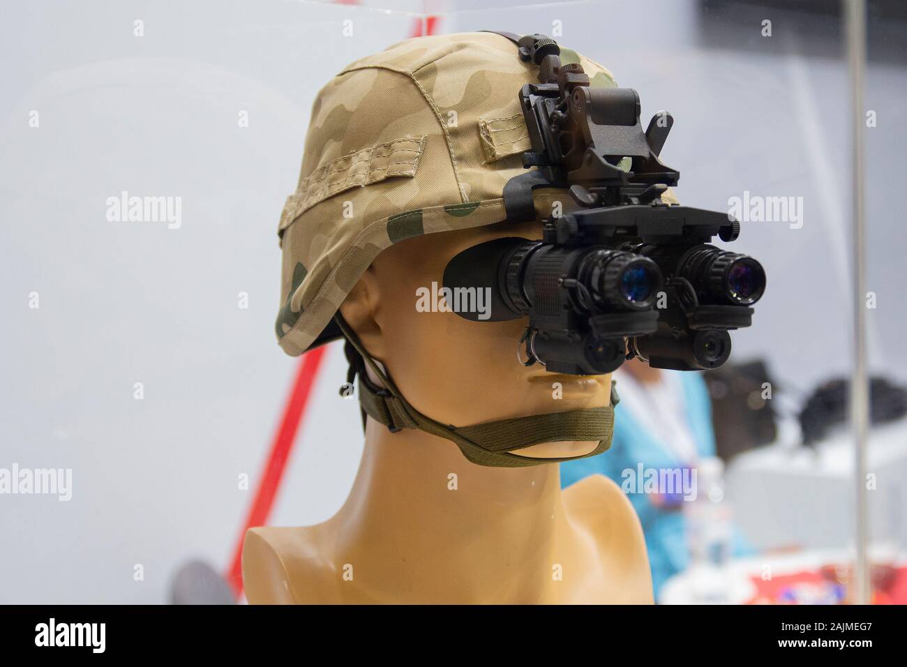 Casque avec le dispositif de vision nocturne sur le mannequin de  démonstration. L'armement Photo Stock - Alamy