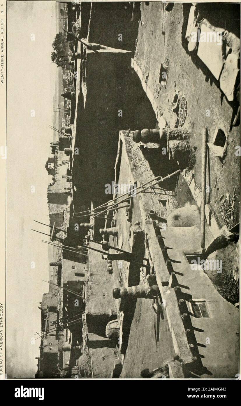 Rapport annuel du Bureau of American Ethnology au secrétaire de la Smithsonian Institution . nd a déclaré à l'A.shiwi, beforehe est parti, que dans huit jours de tous les autres dieux (se référant à theancestral Kothluwalawa) viendrait de, quand ils doivent beprepared à les recevoir, ajoutant : Vous devez construire six chaml)ers, onefor chacune des six régions, qui est dédié à l'Kokko. Après le départ de l'Kiaklo Ashiwi hâté de travailler, et thesix chambers, qui ont été appelés kiwisiwe, une pour chaque région, l'état de préparation werein quand il reparut à eux. Kiiiklo ont visité chacune des Banque D'Images