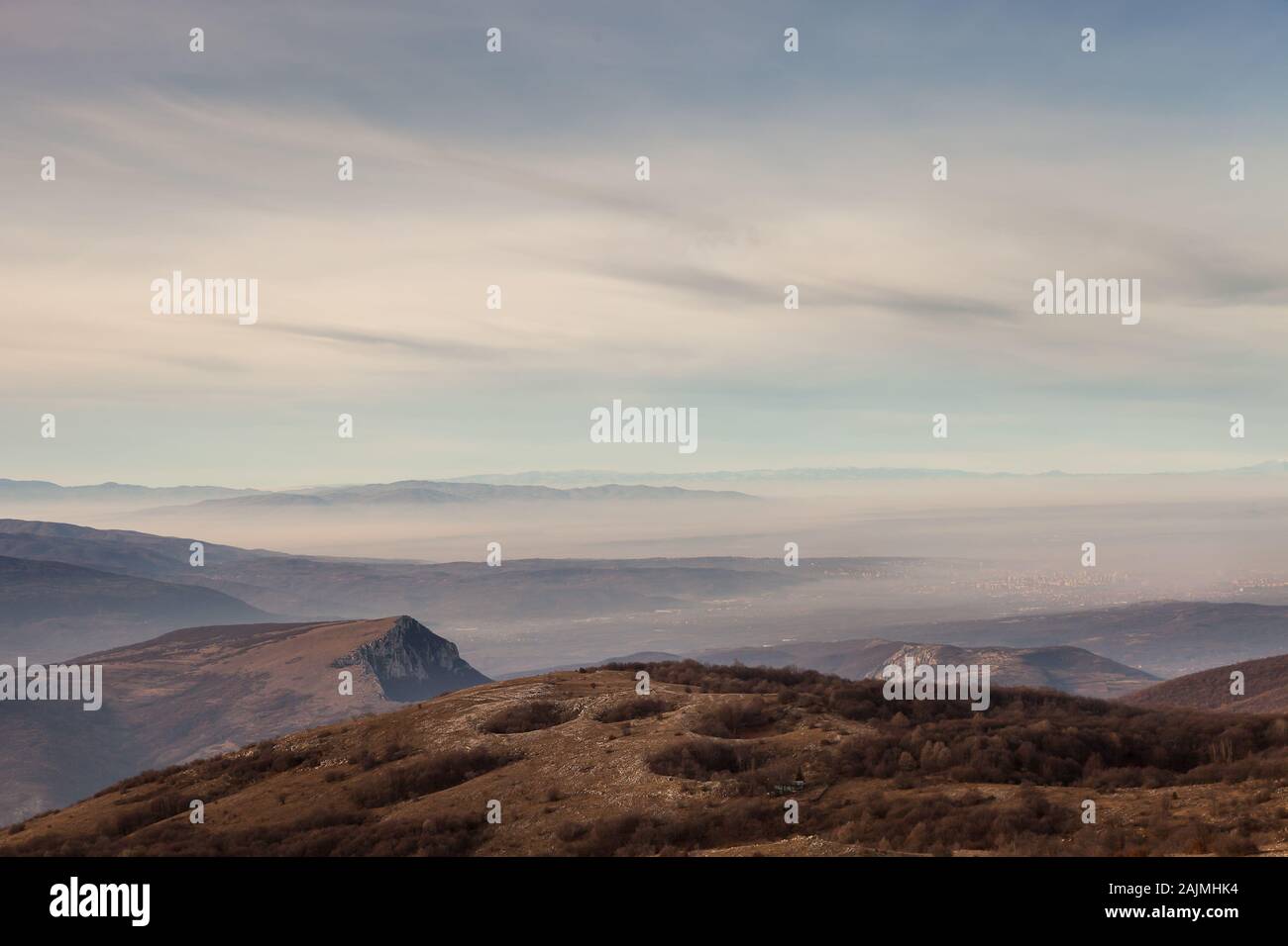 Ville éloignée De Nis, Serbie, d'un point de vue sur les montagnes de Svrljig, tour de radio au sommet de la colline et ciel nuageux Banque D'Images