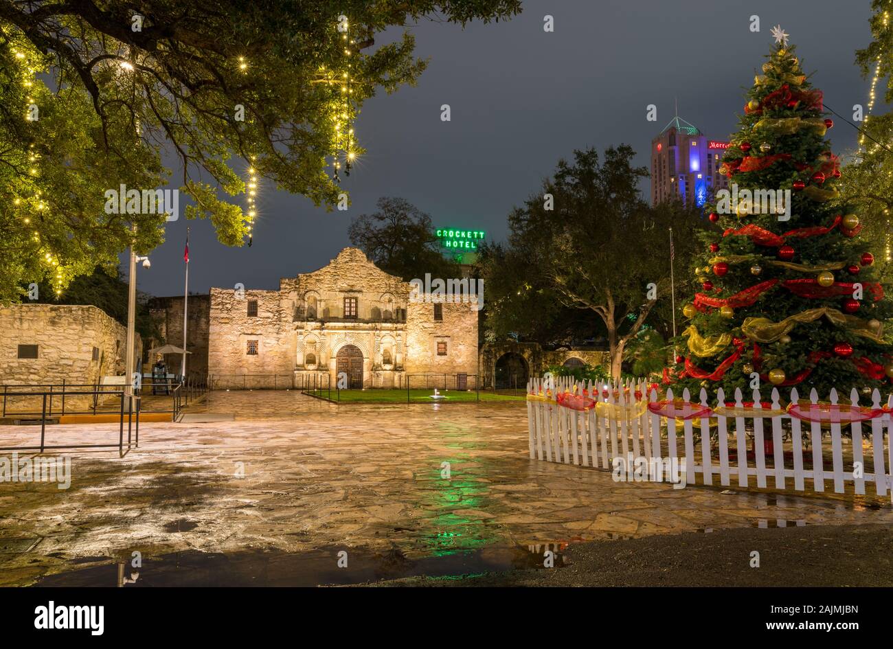 San Antonio, Texas - 30 novembre 2019 : Silent Night at the San Antonio Alamo avec arbres nouvellement éclairée et l'arbre de Noël Banque D'Images