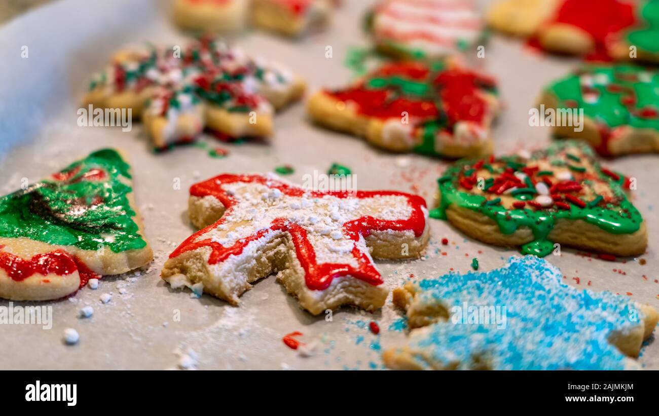 Vue en gros de sucre Cookies décorés par les enfants pendant les vacances Banque D'Images