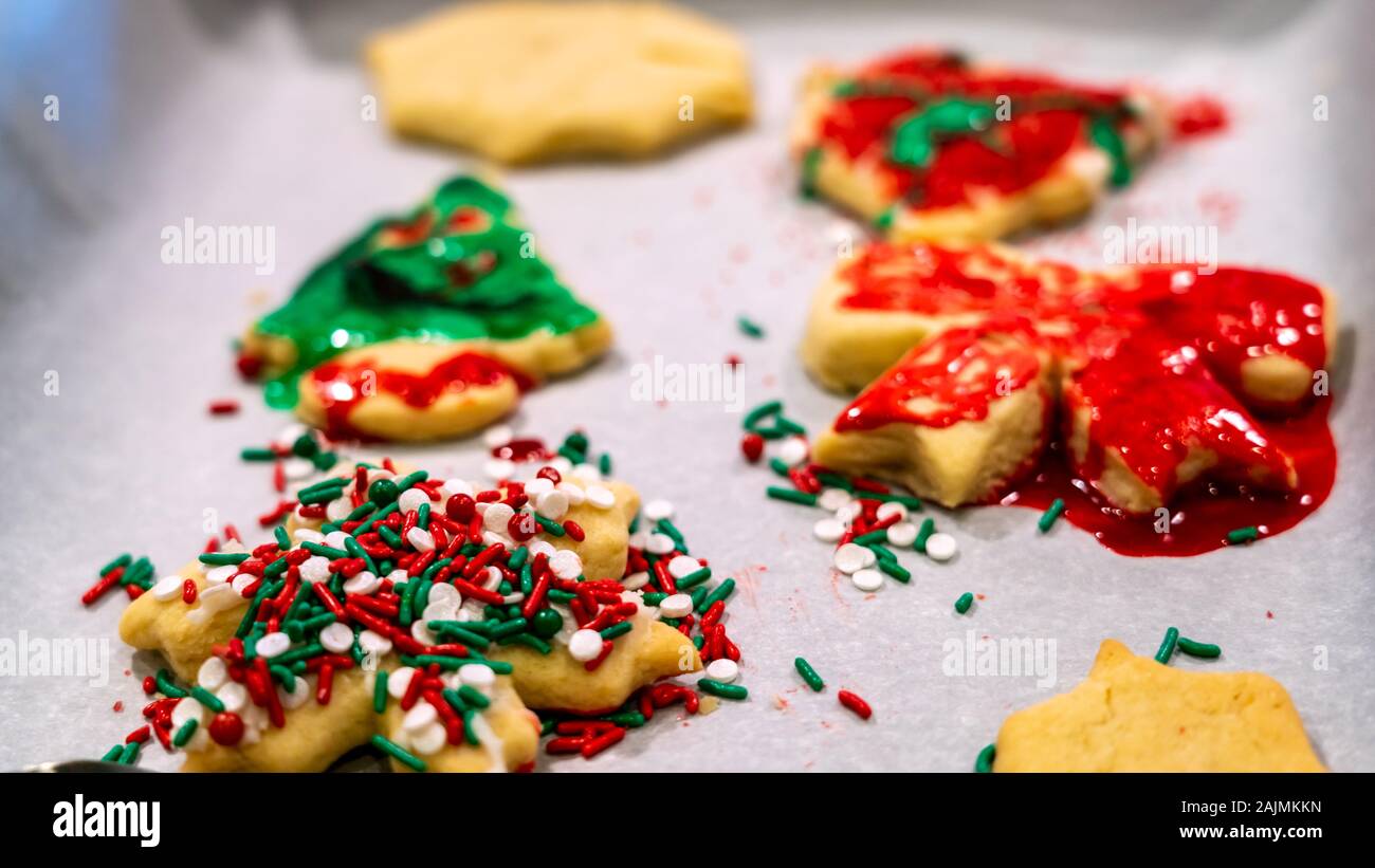Vue d'enfants et de boulangerie Cookies Sucre décorés avec trop de dégivrage et arrose Banque D'Images