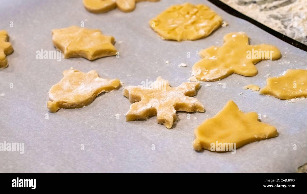 Vue rapprochée de la farine avec biscuits au sucre sur le dessus Banque D'Images
