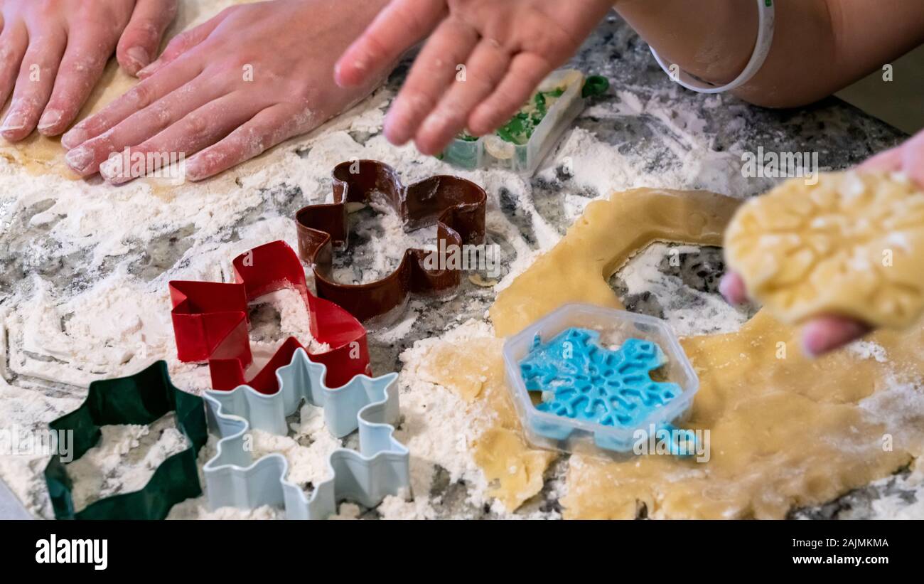 Les jeunes enfants au moyen de formes coupées pour faire du sucre Cookies dans les Vacances Banque D'Images