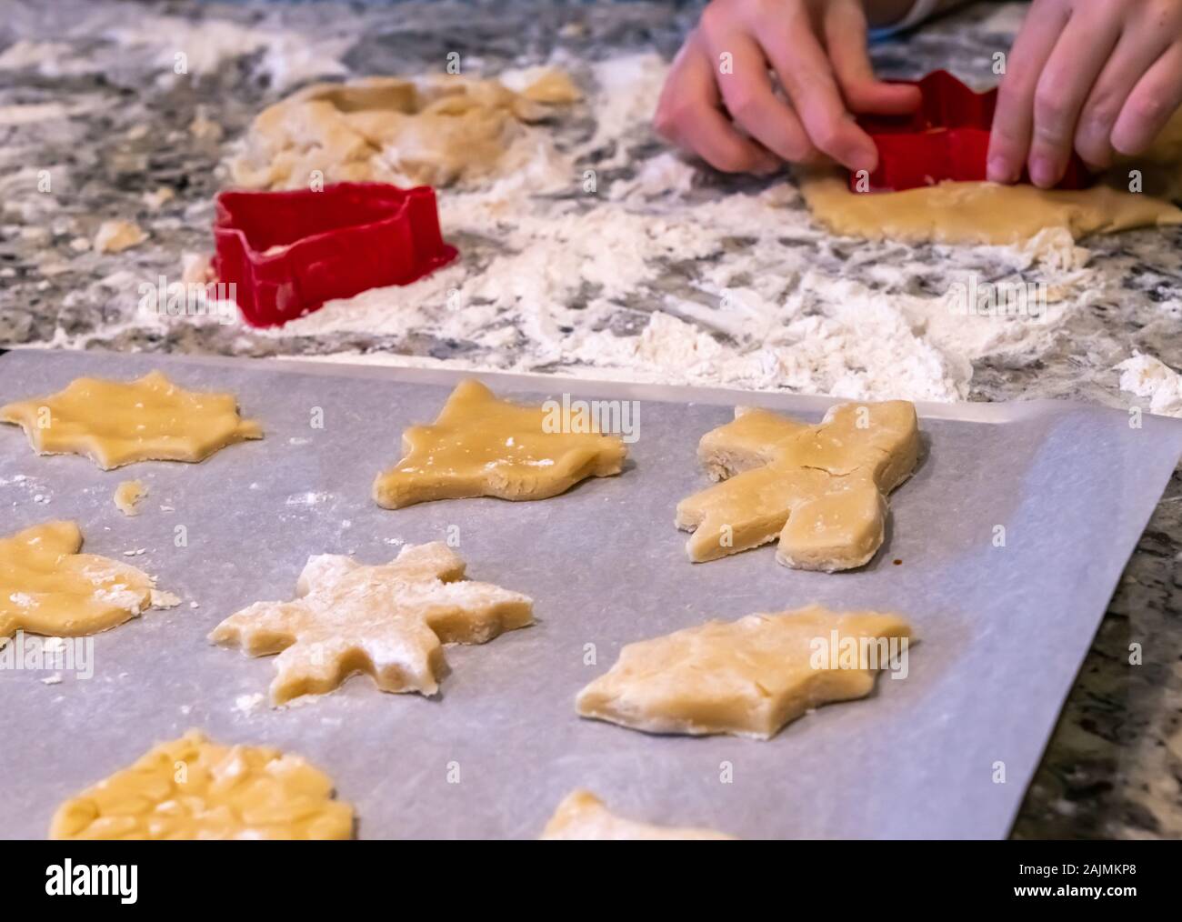 Jeune garçon à partir de formes de découpe Pâte à biscuits de Sucre Banque D'Images