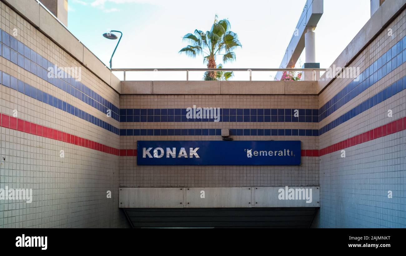 Konak, Izmir / Turquie: 02/16/2019: Vue depuis l'entrée du métro Konak. Banque D'Images