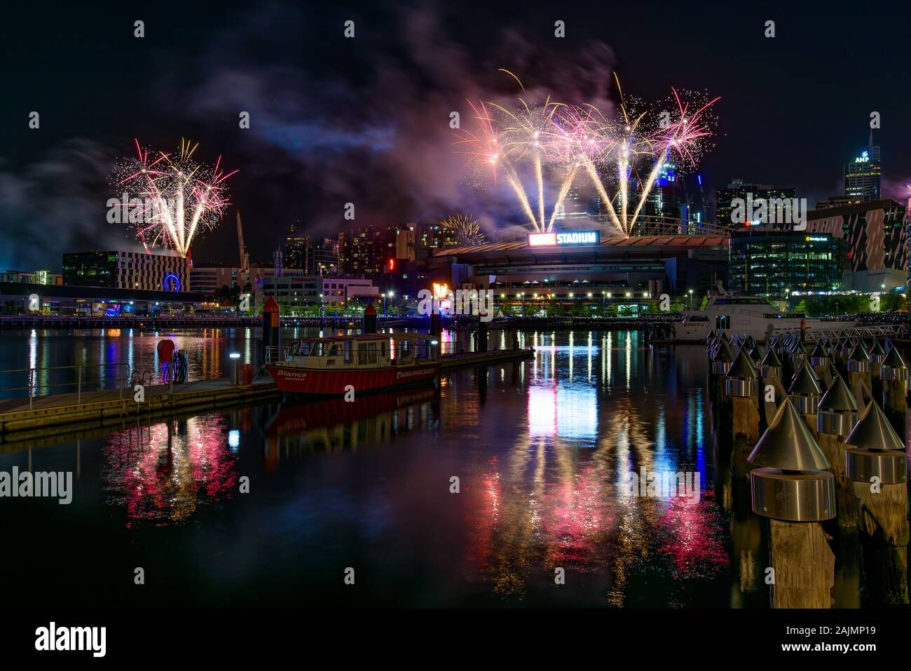 New Year's Eve Fireworks pour 2020 à Docklands, Melbourne, Australie Banque D'Images