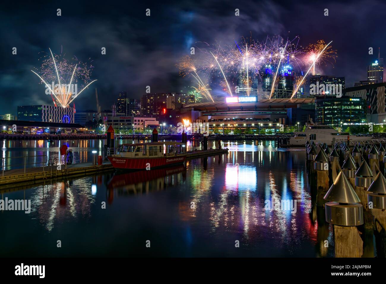 New Year's Eve Fireworks pour 2020 à Docklands, Melbourne, Australie Banque D'Images