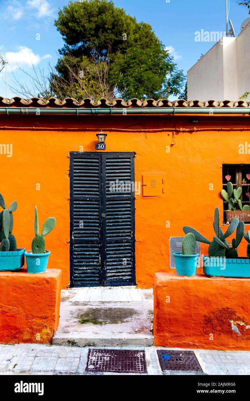 Chambre orange vif avec des cactus en pot dans sur Carrer del Polvorí, el terreno, Palma, Majorque, Espagne Banque D'Images