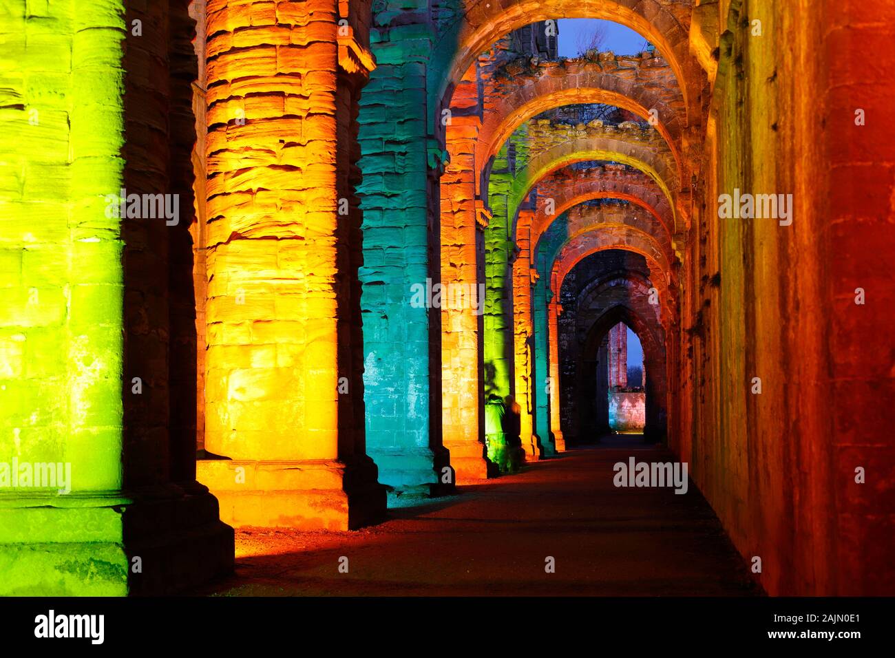 L'abbaye de Fountains Nef lors d'une fête de Noël illuminations multicolores Banque D'Images