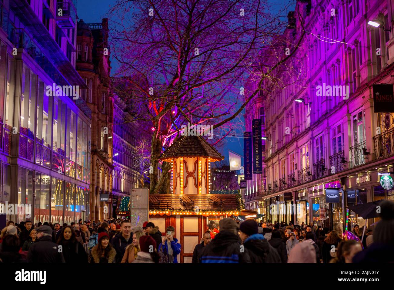 BIRMINGHAM, Royaume-Uni - 15 décembre 2019 : New Street dans la lumière colorée au cours de Noël annuel Banque D'Images