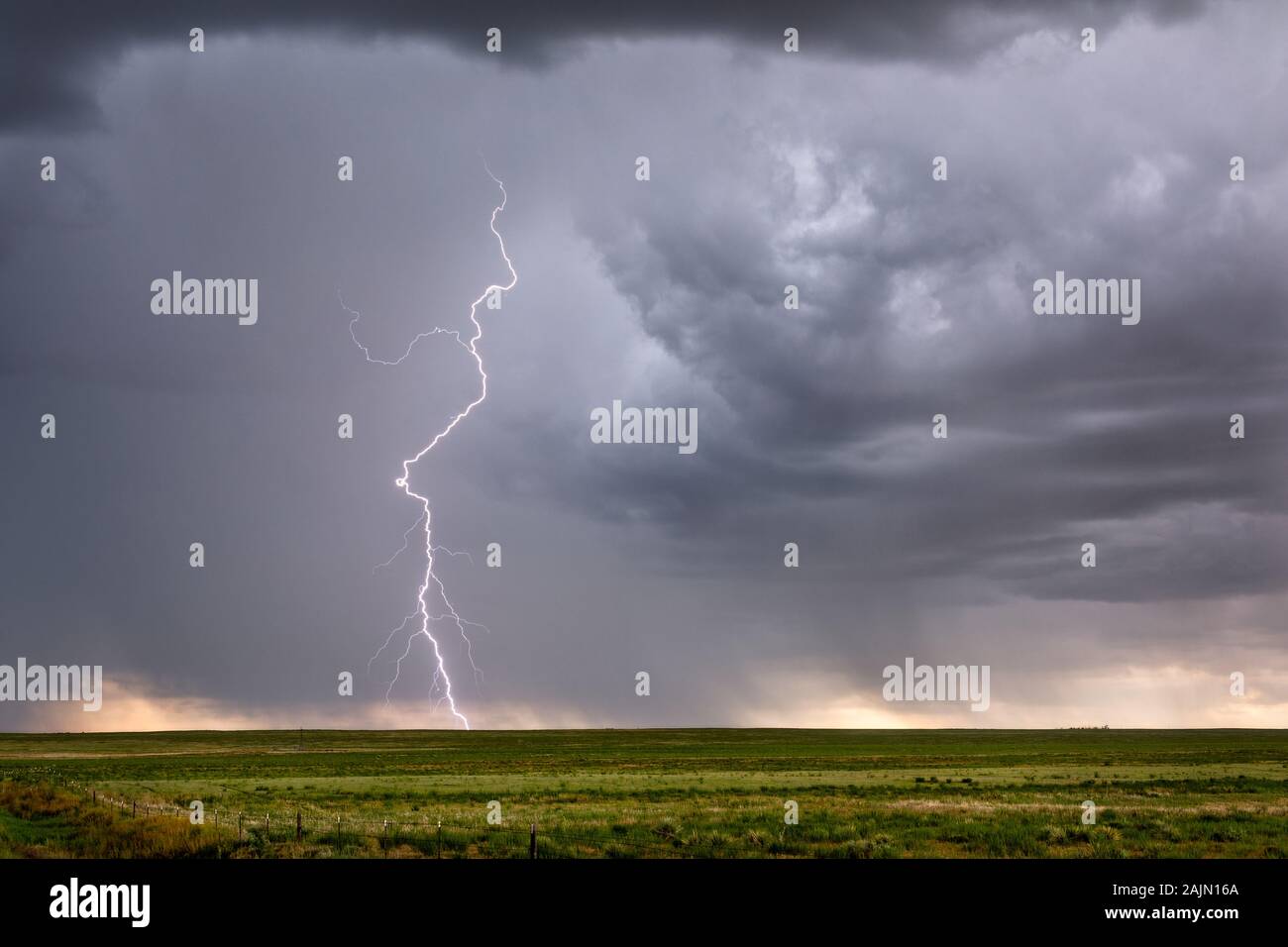 Un orage avec un coup de foudre, de sombres nuages d'orage, et de fortes pluies approchant Ordway, Colorado, États-Unis Banque D'Images