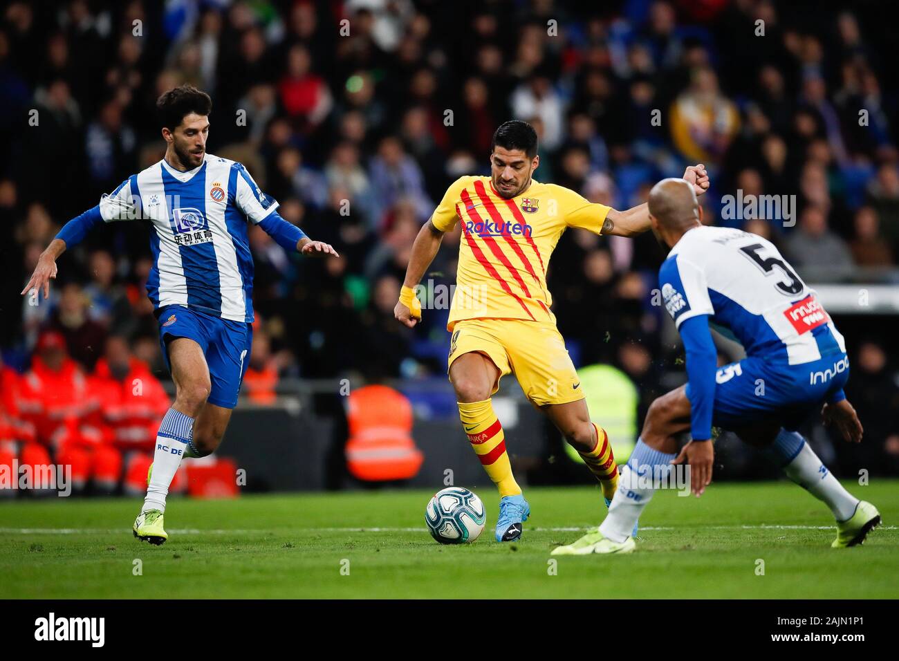 Barcelone, Catalogne, Espagne. 4 janvier, 2020. 4 janvier 2020 -- Cornella El Prat, Barcelona, Espagne - Santander LaLiga- RCD Espanyol v FC Barcelone ; Luis Suarez de FC Barcelone frappe la balle. Crédit : Eric Alonso/ZUMA/Alamy Fil Live News Banque D'Images