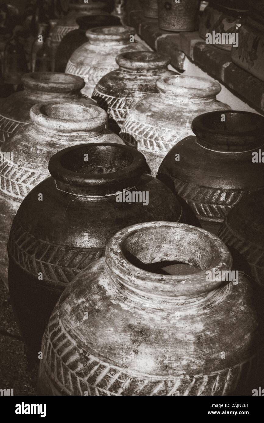 Un aperçu des tons terre style primitif des pots d'argile à l'écran dans un magasin dans la ville d'artisans de Tubac, Arizona, en noir et blanc Banque D'Images