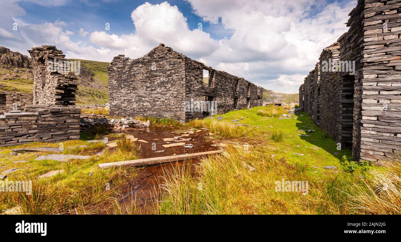 L'abandon des mines abandonnées et ardoise bâtiments au milieu d'éboulis de pointes et Moelwyn montagnes dans le Cwmorthin au-dessus de la vallée de Blaenau Ffestiniog en Sn Banque D'Images