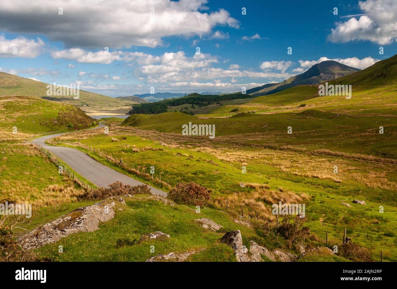 Un chemin de campagne sur un vent de prairie Ddu Rhyd, les têtes des trois vallées, dans les montagnes d'Snowdnia. Banque D'Images