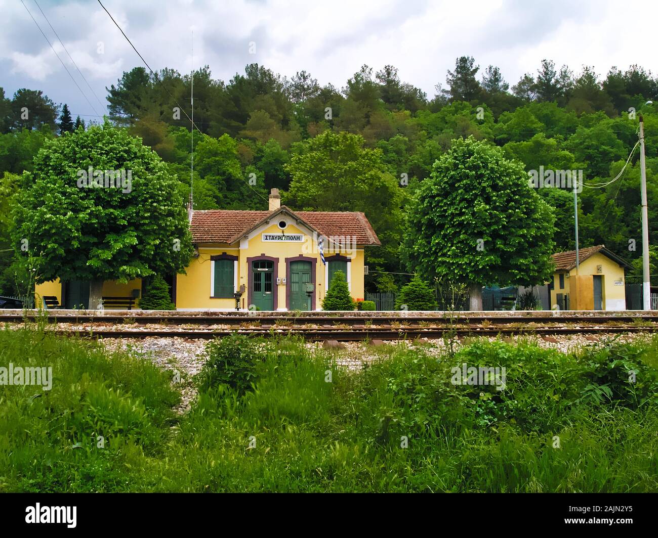 L'ancienne gare ferroviaire de Stavroupoli ville près de Xanthi en Thrace, Macédoine de l'Est. Banque D'Images