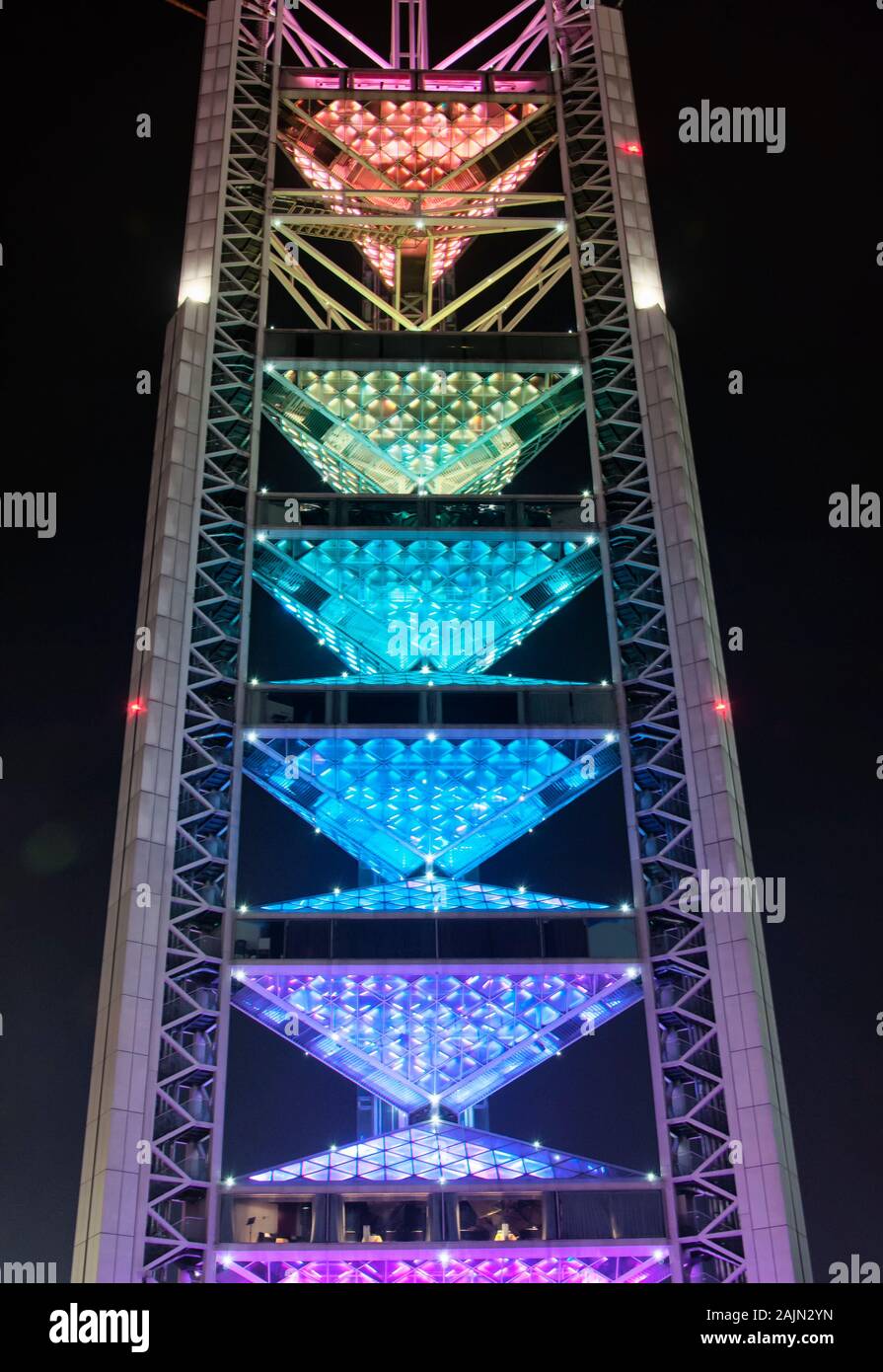 La broadcasting tower ou tour China dans le parc olympique de Beijing éclairé la nuit avec des couleurs multiples dans Pékin en Chine. Banque D'Images