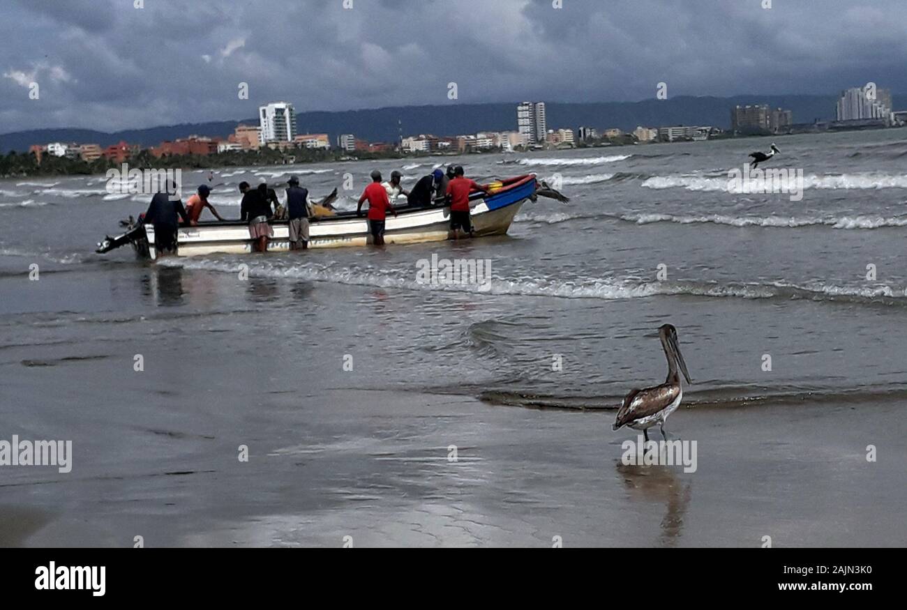 Tucacas, Falcon, le Venezuela. 3 janvier, 2020. 04 janvier, 2019. Retour à la mer après avoir fini le travail des pêcheurs sur la rive de la plage dans la ville de Tucacas, Falcon de l'état. Le Venezuela. photo : Juan Carlos Hernandez Crédit : Juan Carlos Hernandez/ZUMA/Alamy Fil Live News Banque D'Images