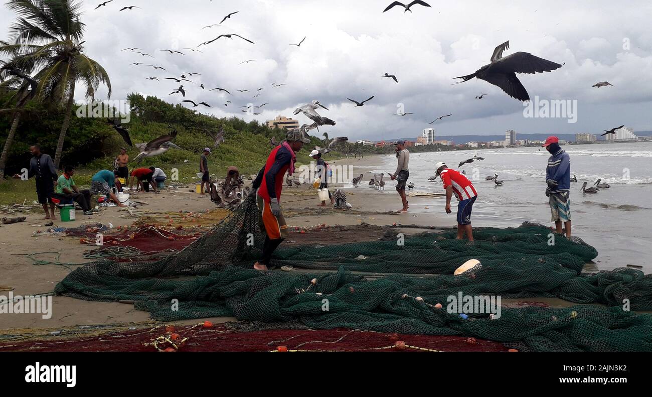 Tucacas, Falcon, le Venezuela. 3 janvier, 2020. 04 janvier, 2019.Terminer le travail de pêcheurs sur la rive de la plage dans la ville de Tucacas, Falcon de l'état. Le Venezuela. photo : Juan Carlos Hernandez Crédit : Juan Carlos Hernandez/ZUMA/Alamy Fil Live News Banque D'Images