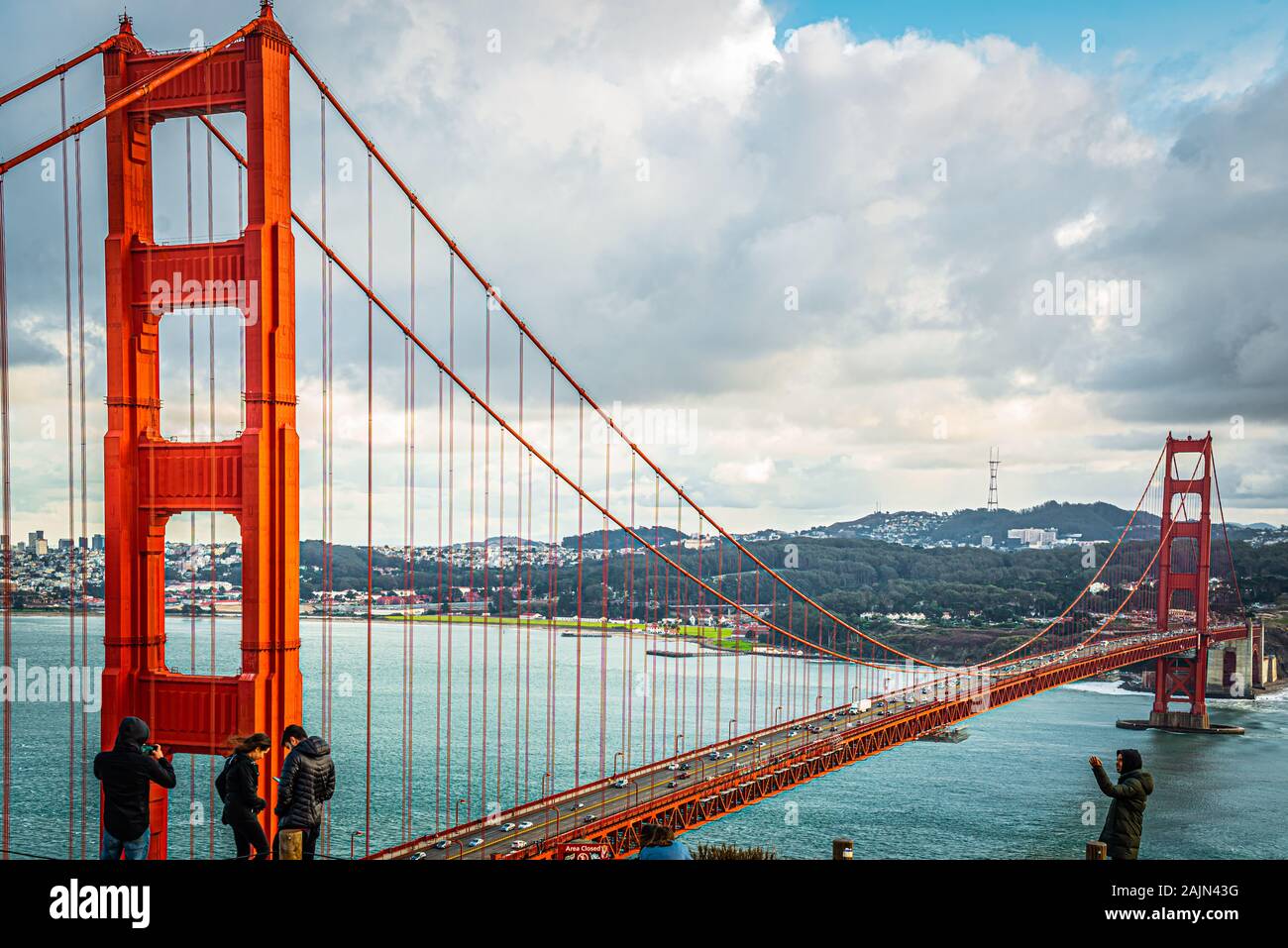 SAN FRANCISCO, USA - 27 nov., 2019 : touristes prenant des photos du Golden Gate Bridge, San Francisco CA USA Banque D'Images