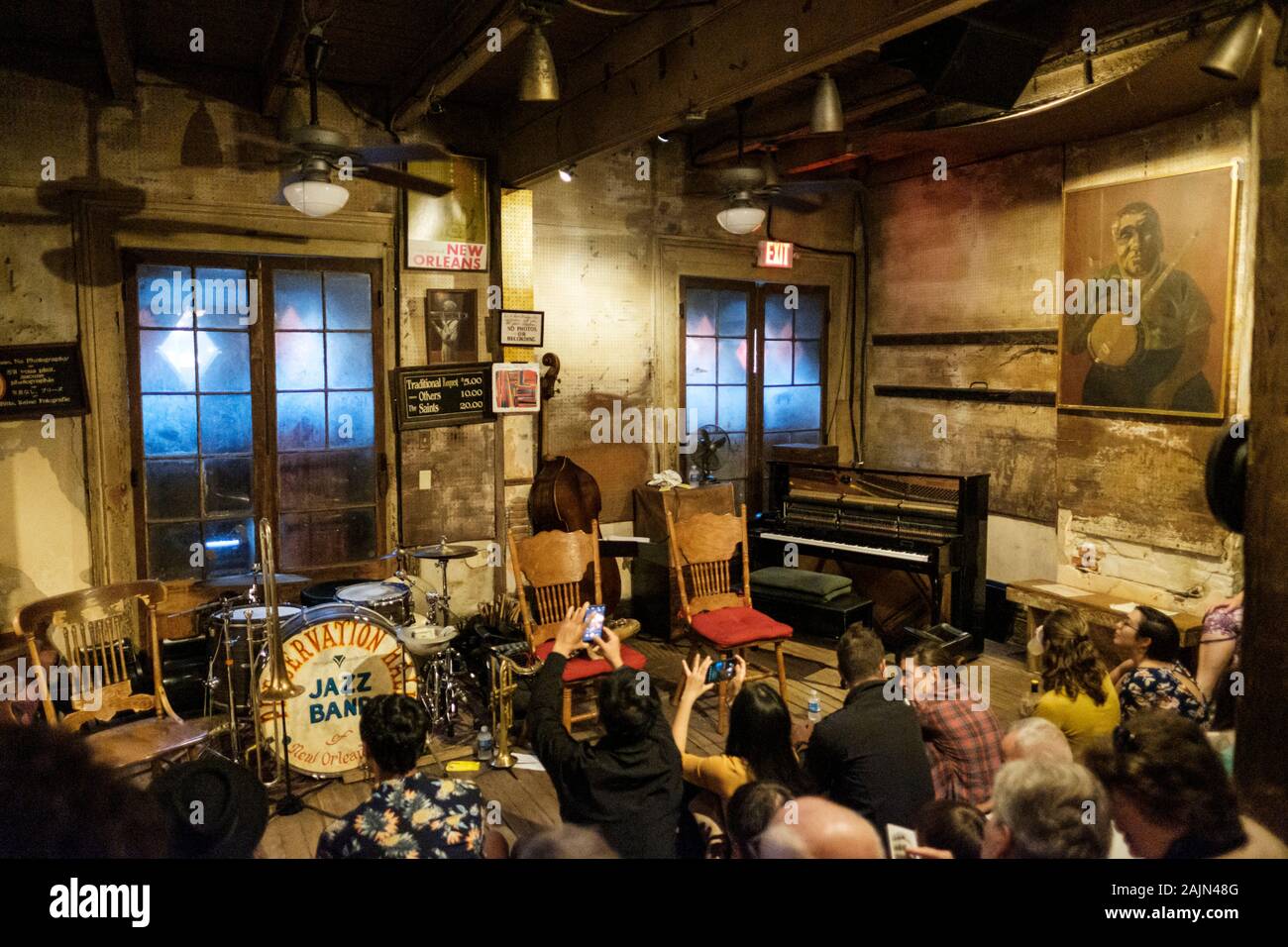 À l'intérieur de Preservation Hall de la musique jazz, La Nouvelle-Orléans, Louisiane, Etats-Unis Banque D'Images