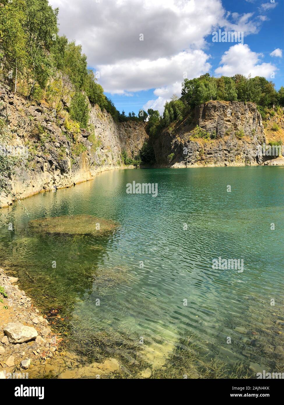 Carrière inondée et site de plongée. Lieu célèbre pour l'eau douce les plongeurs et l'attraction de loisirs. Maintenant carrière explorée par les plongeurs. Passe-temps l'adrénaline Banque D'Images