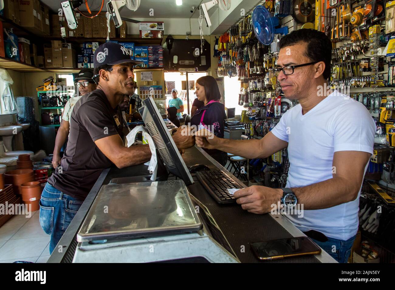 L'image spectaculaire d'un petit magasin d'élevé dans les Caraïbes des montagnes de la République dominicaine. Banque D'Images