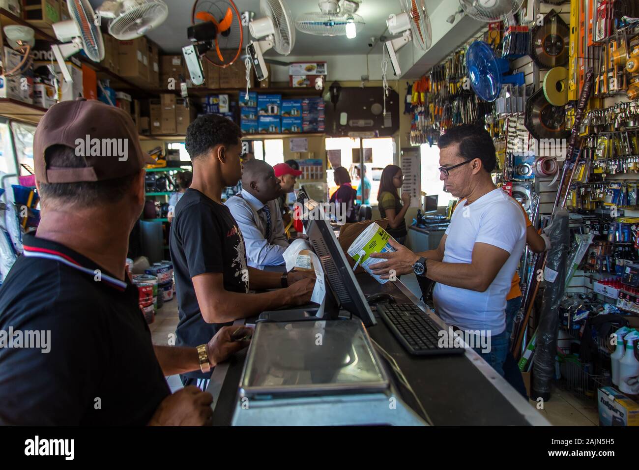 L'image spectaculaire d'un petit magasin d'élevé dans les Caraïbes des montagnes de la République dominicaine. Banque D'Images