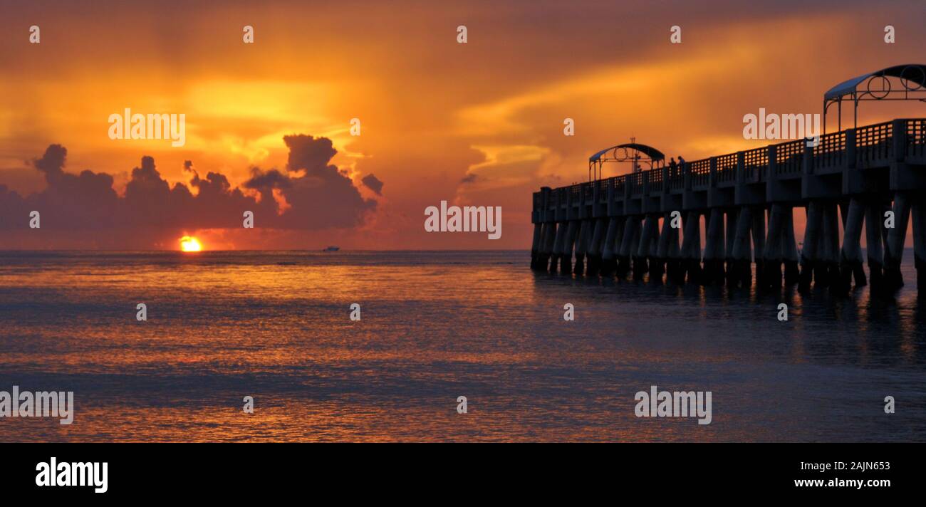 Lever du soleil depuis la jetée de Lake Worth Beach, Floride Banque D'Images