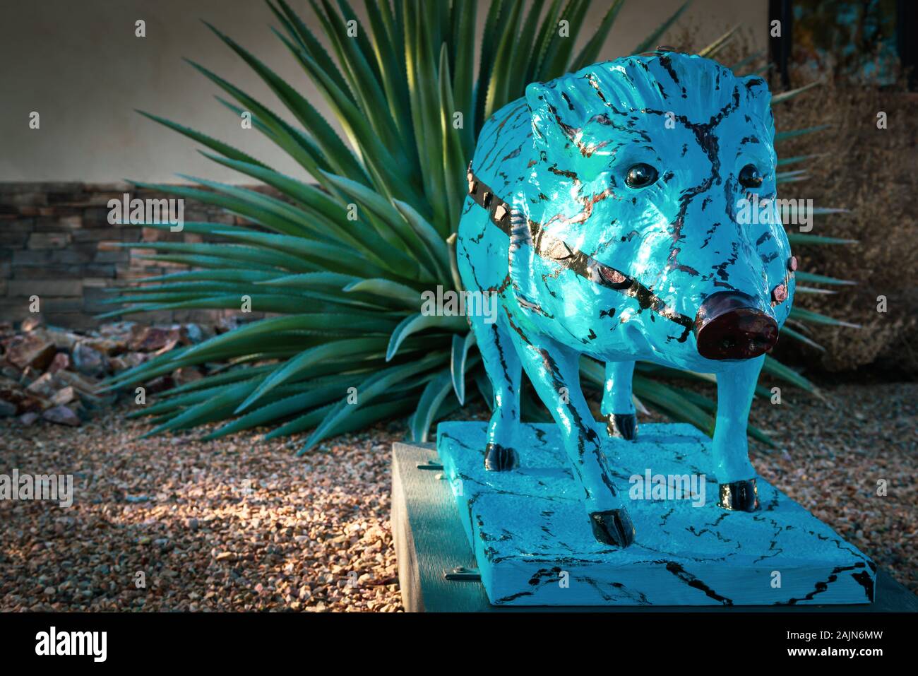 Javalinas sur Parade, une piscine art project par artisits local sculpture et peinture colorée Javalinas, dans la ville de artisan Tubac, AZ Banque D'Images