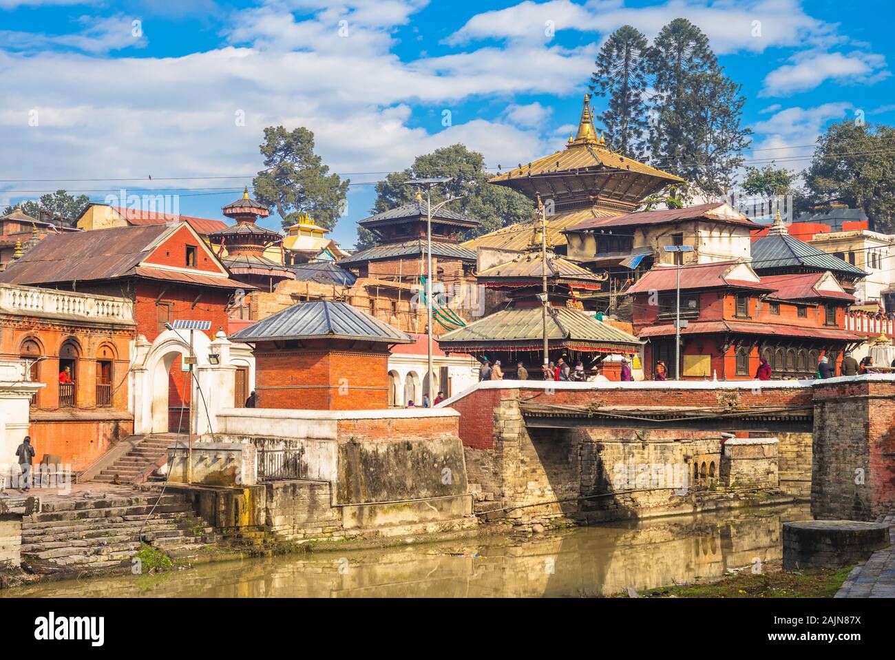 Par la rivière Bagmati au temple de Pashupatinath, Katmandou, Népal Banque D'Images