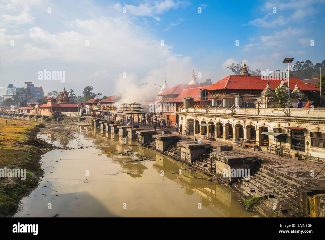 Par la rivière Bagmati au temple de Pashupatinath, Katmandou, Népal Banque D'Images