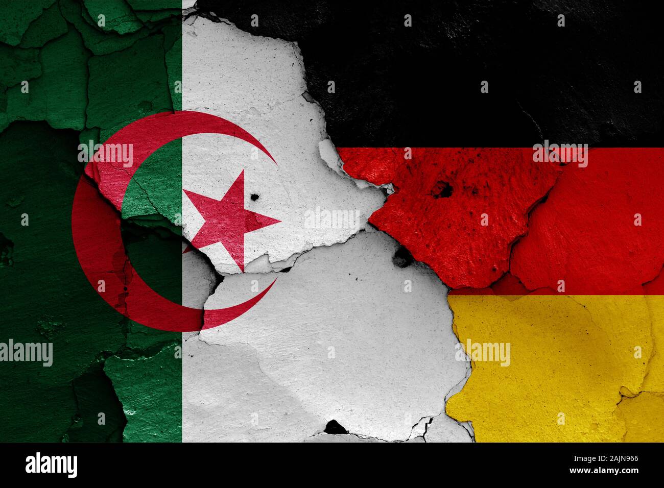 Drapeaux de l'Algérie et l'Allemagne peint sur mur fissuré Banque D'Images