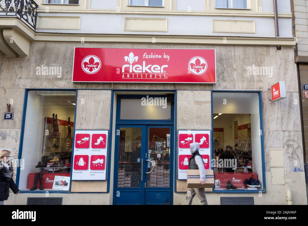 PRAGUE, RÉPUBLIQUE TCHÈQUE - le 31 octobre 2019 : Logo de Rieker Chaussures  en face de leur magasin pour Prague. Rieker antistress est une marque  allemande de chaussures fabricant Photo Stock - Alamy