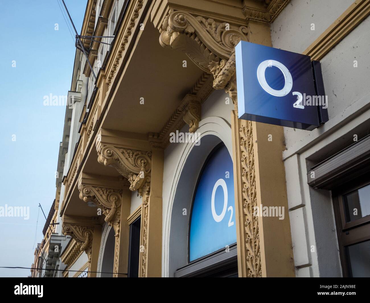 PRAGUE, RÉPUBLIQUE TCHÈQUE - le 31 octobre 2019 : O2 logo sur leur magasin principal de Prague. O2 est l'une des principales compagnies de téléphone et les fournisseurs de service internet en République tchèque R Banque D'Images