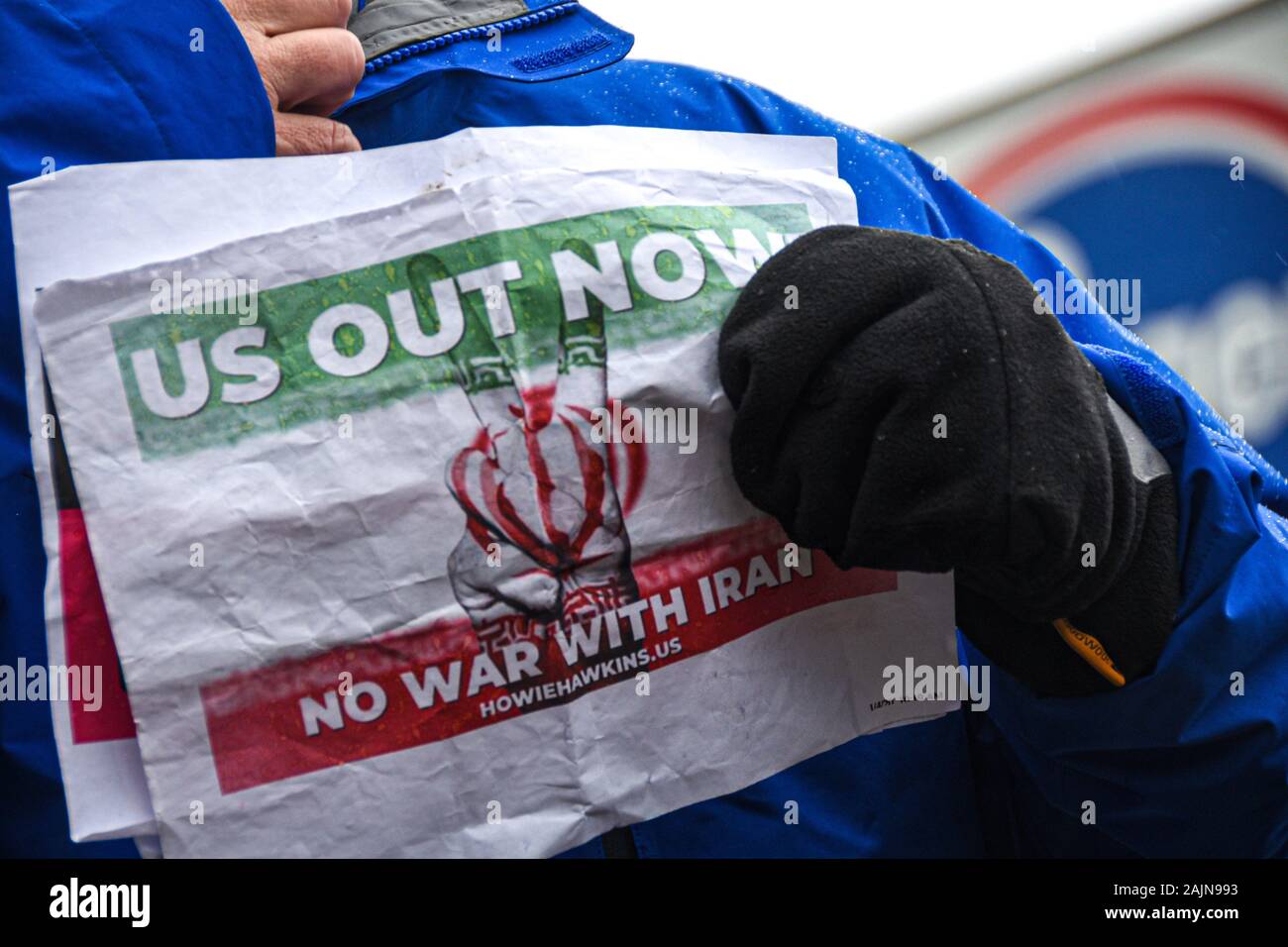 Un manifestant est titulaire d'un placard pendant la manifestation.une protestation contre les guerres entre l'Iran et les États-Unis, il a été organisé par le Centre de l'Ohio socialistes révolutionnaires, les femmes pour la paix, pour la paix, l'Ohioans Columbus alternative socialiste, l'état de l'Ohio et des mineurs toxicomanes (aide, le Columbus DSA. Cette manifestation a été l'un des nombreux qui ont eu lieu à travers l'Amérique d'aujourd'hui en réponse à l'assassinat du général Qassim Suleimani. Banque D'Images