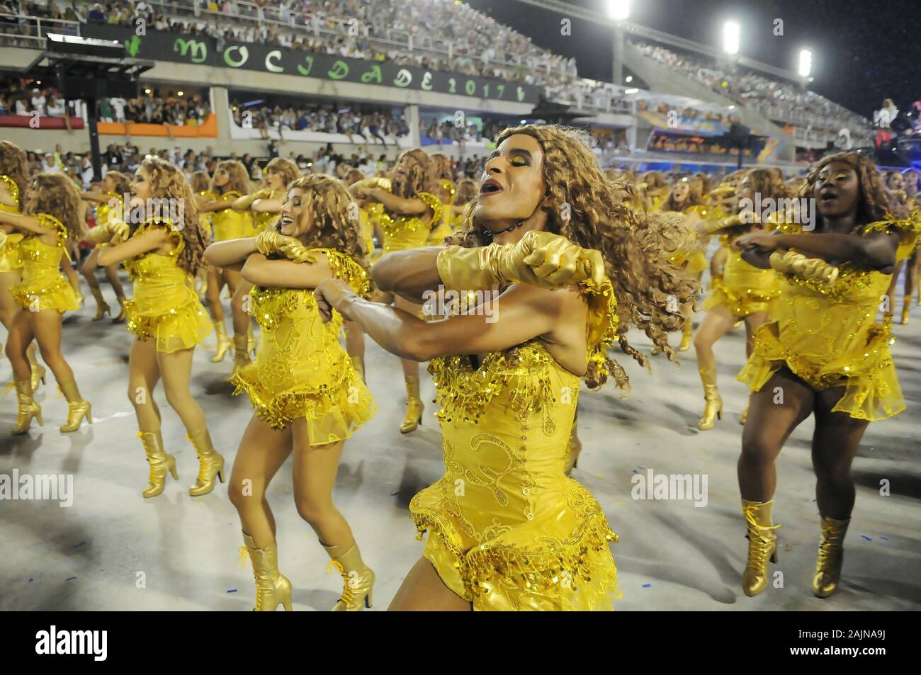 Rio de Janeiro, Brésil, le 26 février 2017. Défilé des écoles de samba pendant le Carnaval de Rio de Janeiro, au Sambadrome, dans la ville de Rio de Janeiro. Banque D'Images