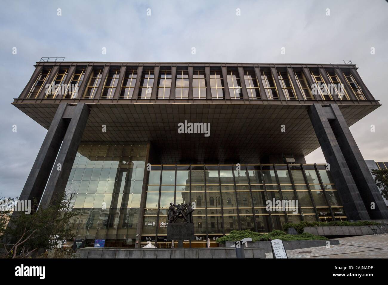 PRAGUE, RÉPUBLIQUE TCHÈQUE - 2 novembre, 2019 : façade principale du nouveau bâtiment du Musée National de Prague, il s'agit d'un bâtiment brutaliste, ancien parlement buildi Banque D'Images