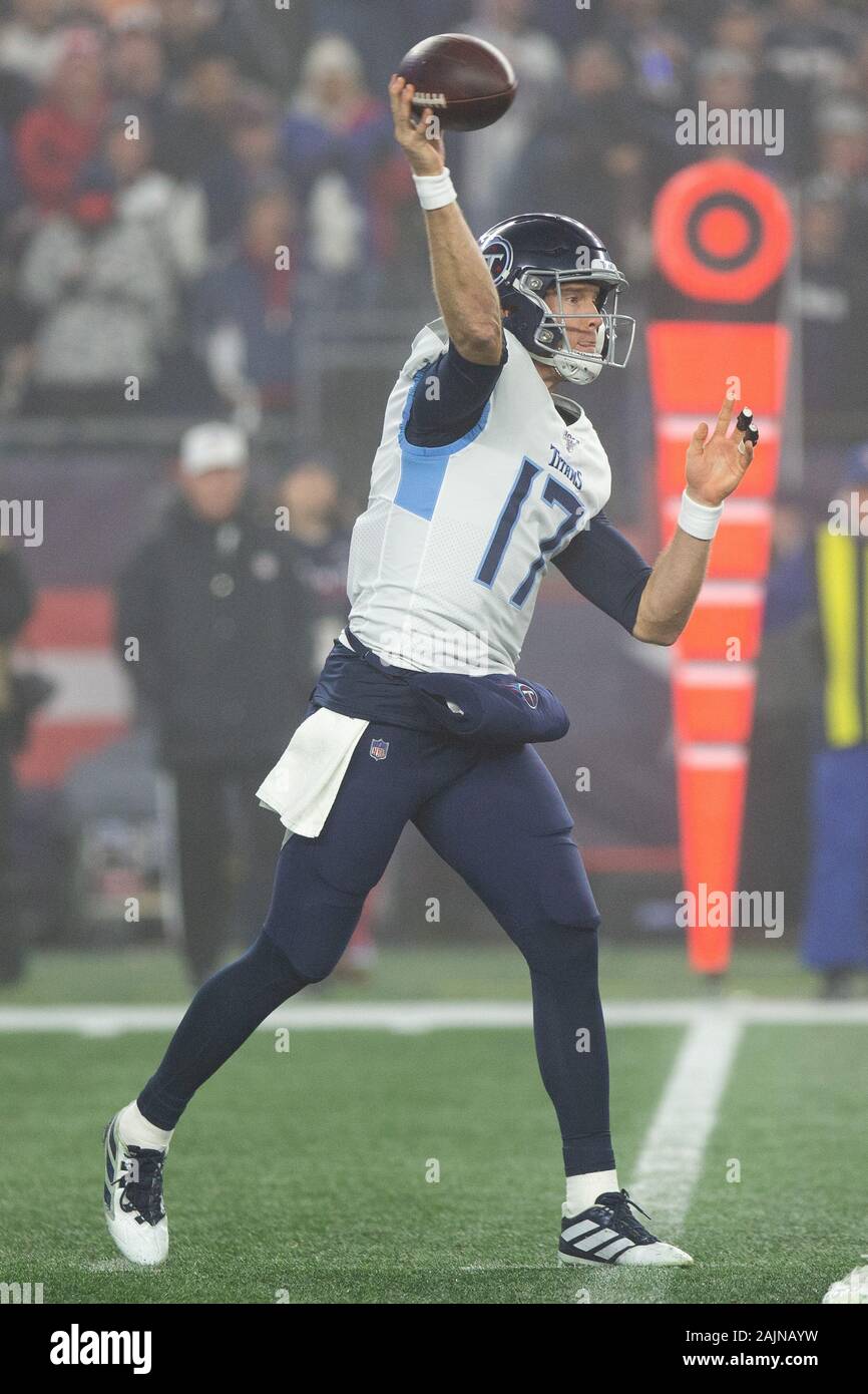 Foxborough, USA. 08Th Jan, 2020. Tennessee Titans quart-arrière Ryan Site Tannehill (17) lance une passe au deuxième trimestre de la NFL Wild Card match contre les New England Patriots au Stade Gillette à Foxborough, Massachusetts le Samedi, Janvier 4, 2020. Photo de Matthew Healey/UPI UPI : Crédit/Alamy Live News Banque D'Images