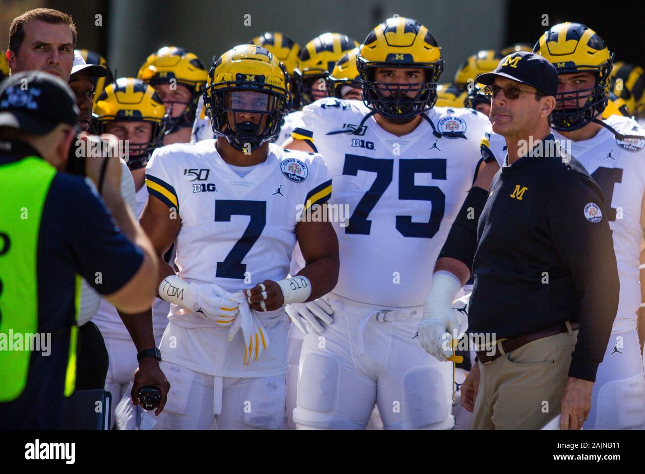 Orlando, Floride, USA. 1er janvier, 2020. L'entraîneur-chef Jim Harbaugh du Michigan s'apprête à mener son équipe hors du tunnel au cours de l'action jeu Citrus Bowl Vrbo entre les Michigan Wolverines et les Alabama Crimson Tide au Camping World Stadium à Orlando, Floride. Mat Gdowski/CSM/Alamy Live News Banque D'Images