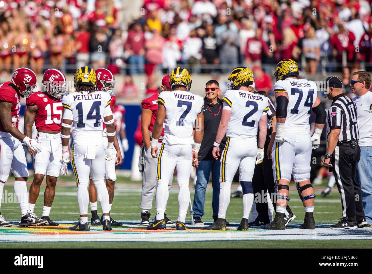 Orlando, Floride, USA. 1er janvier, 2020. Les deux équipes s'alignent pour le tirage au sort au cours de l'action jeu Citrus Bowl Vrbo entre les Michigan Wolverines et les Alabama Crimson Tide au Camping World Stadium à Orlando, Floride. Mat Gdowski/CSM/Alamy Live News Banque D'Images