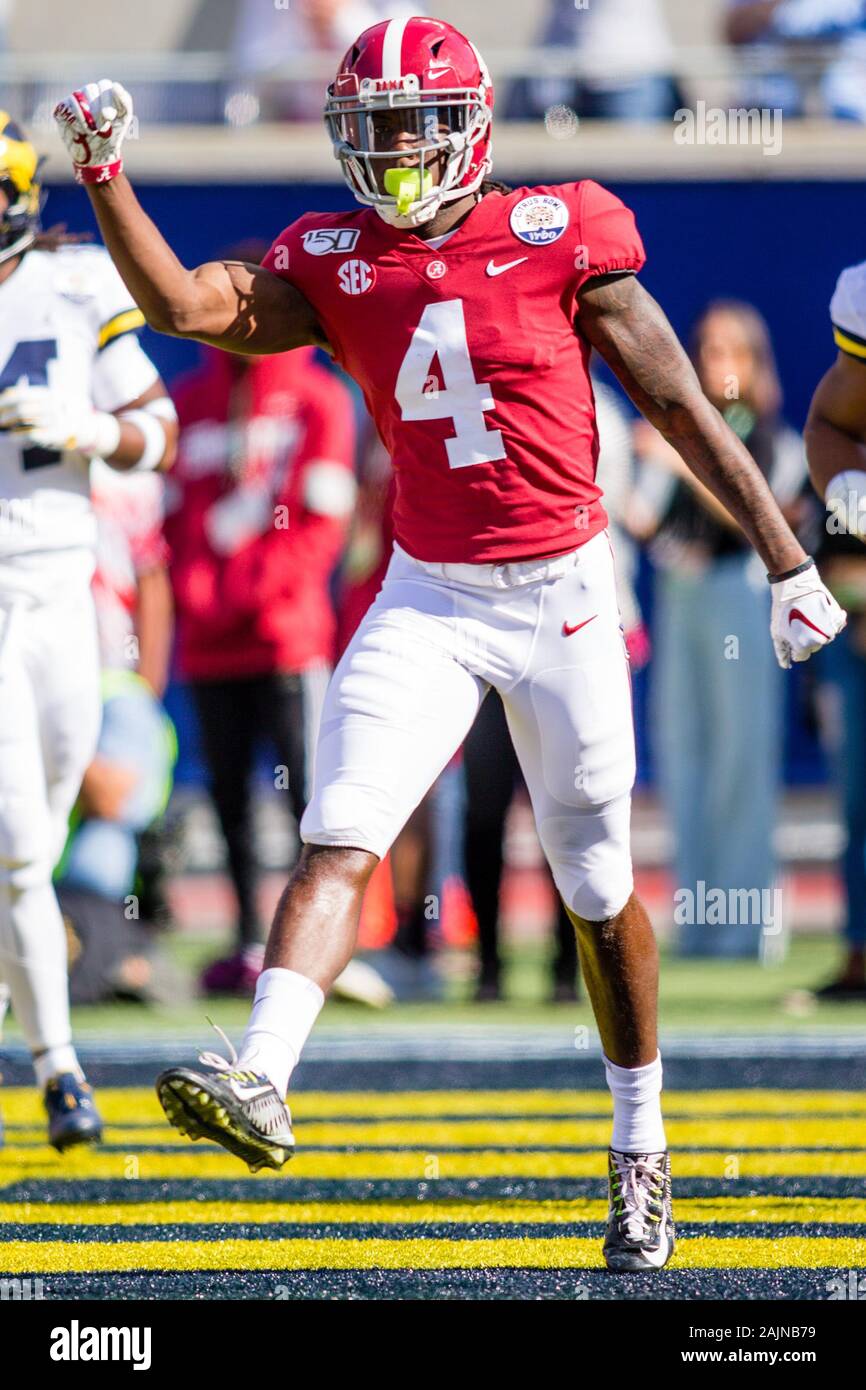 Orlando, Floride, USA. 1er janvier, 2020. Alabama le receveur Jerry Jeudy (4) célèbre son touchdown lors de Citrus Bowl Vrbo action de jeu entre les Michigan Wolverines et les Alabama Crimson Tide au Camping World Stadium à Orlando, Floride. Mat Gdowski/CSM/Alamy Live News Banque D'Images