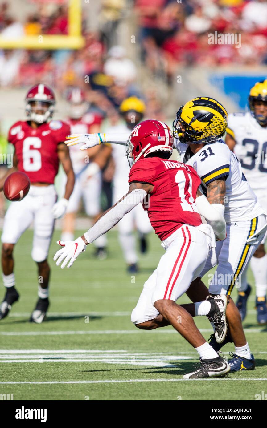 Orlando, Floride, USA. 1er janvier, 2020. Alabama receveur Henry Ruggs III (11) et le Michigan Vincent évoluait Gray (31) lutte pour la passer en cas de Citrus Bowl Vrbo action de jeu entre les Michigan Wolverines et les Alabama Crimson Tide au Camping World Stadium à Orlando, Floride. Mat Gdowski/CSM/Alamy Live News Banque D'Images