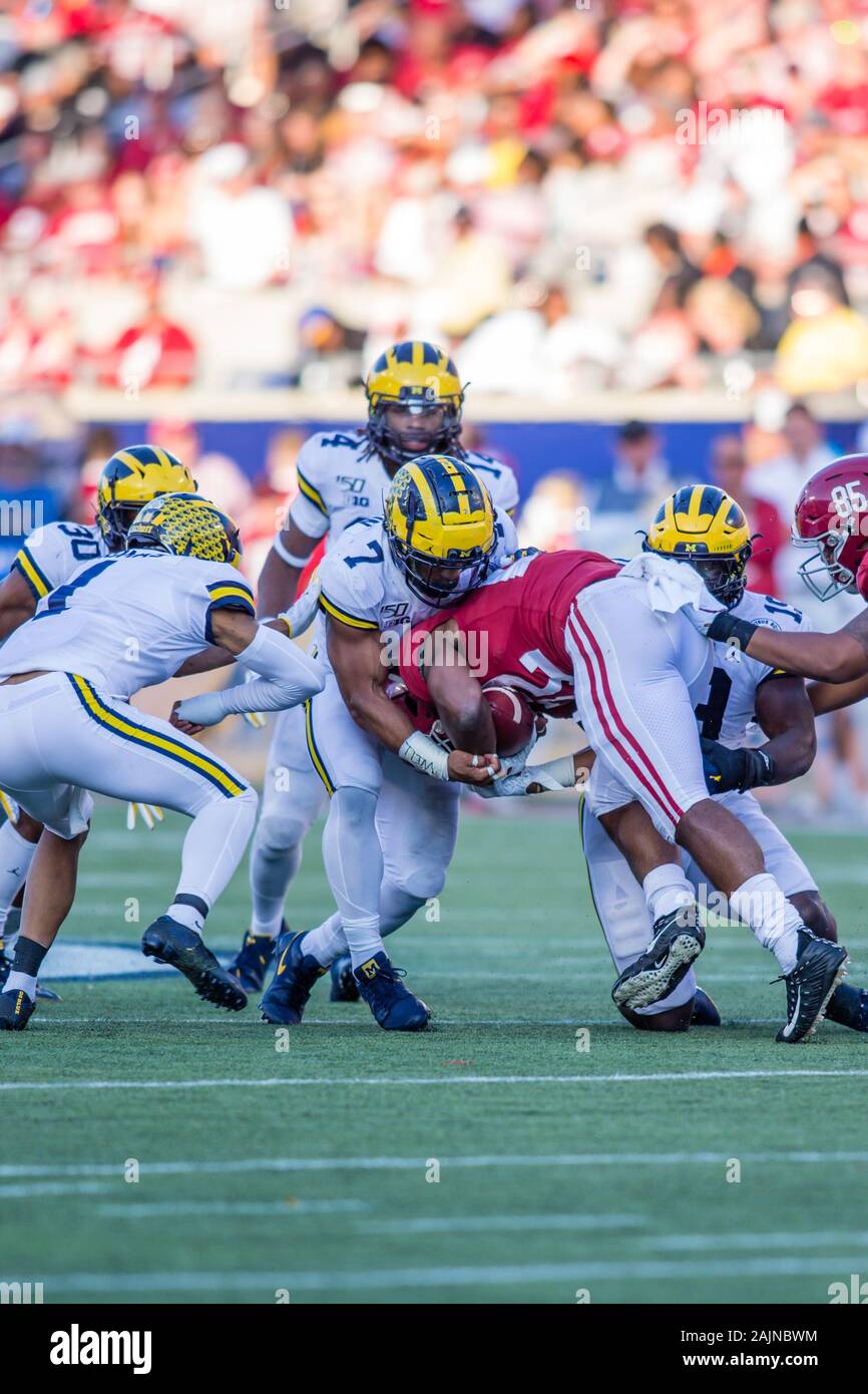 Orlando, Floride, USA. 1er janvier, 2020. Alabama running back Najee Harris (22) traités par Kahleke linebacker viper du Michigan (7) Hudson au cours d'une analyse au cours de l'action jeu Citrus Bowl Vrbo entre les Michigan Wolverines et les Alabama Crimson Tide au Camping World Stadium à Orlando, Floride. Mat Gdowski/CSM/Alamy Live News Banque D'Images