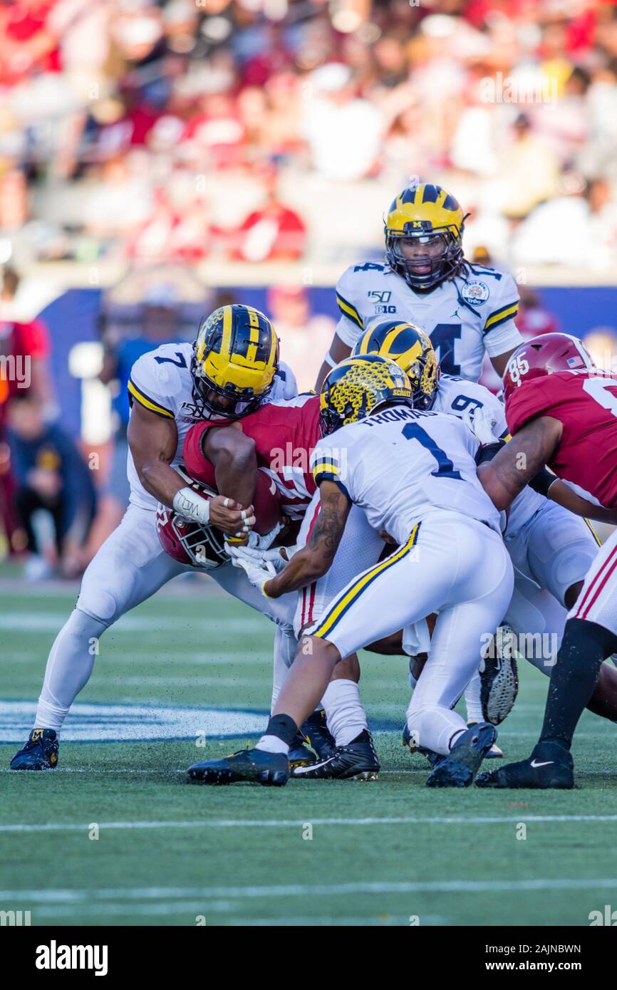 Orlando, Floride, USA. 1er janvier, 2020. Les essaims de défense du Michigan Michigan suivi verso Najee Harris (22) au cours de l'action jeu Citrus Bowl Vrbo entre les Michigan Wolverines et les Alabama Crimson Tide au Camping World Stadium à Orlando, Floride. Mat Gdowski/CSM/Alamy Live News Banque D'Images